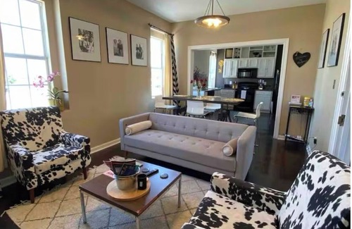 Montgomery House | Montgomery Cozy Cultural Hub downtown walkable . sleeps 15