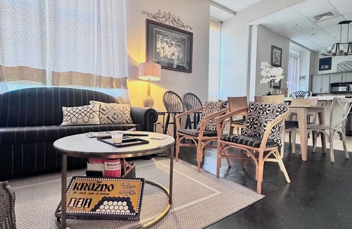 Montgomery House | Montgomery Cozy Cultural Hub downtown walkable . sleeps 15