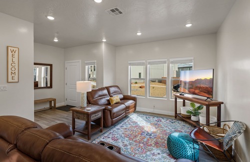 Ivins House | Monthly Azalea Escape|Community pool and hot tub, grill, Smart Tvs