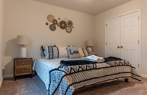 Lincolnton House | Monthly Boho-unit | Sleeps 6 | King Bed | Easy Parking, NO stairs