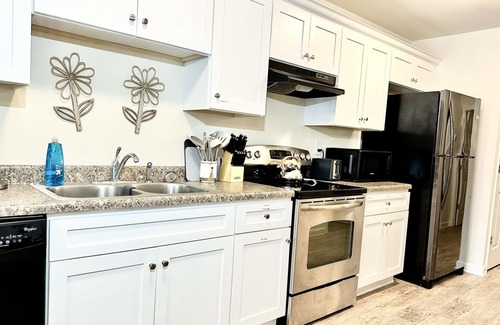 Lincolnton House | Monthly Boho-unit | Sleeps 6 | King Bed | Easy Parking, NO stairs