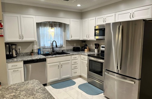 Cordova House | MONTHLY STAYS- 4 BR+ Extra Space Beds- Retreat w/Private Pool