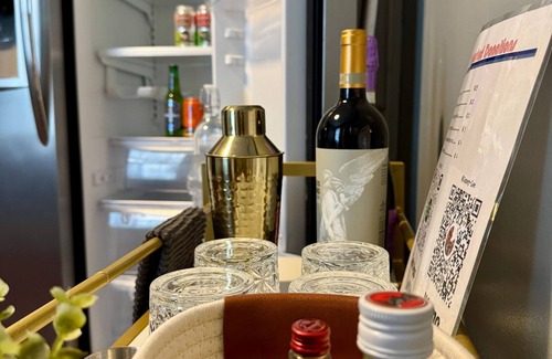 East Memphis Apartment | Moody Blues Studio Perfect for Work or Romance