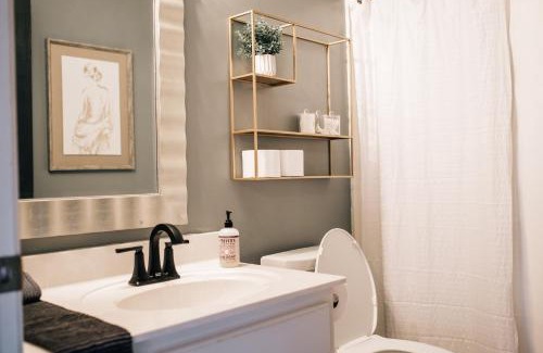 East Memphis House | Moody Blues Studio Perfect For Work Or Romance