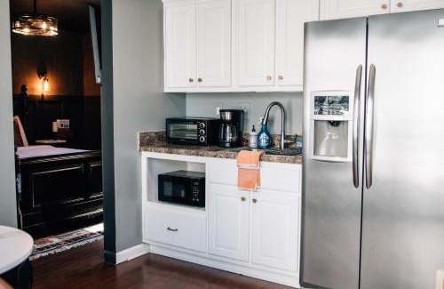 East Memphis House | Moody Blues Studio Perfect For Work Or Romance