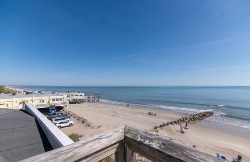 Edisto Island House | Moon Tide|Oceanfront Showplace|Dog Friendly|Elevator|Rooftop Deck|Family-Friendly Amenities