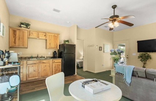 Alachua Cottage | Moondrift Guesthouse - Secluded and Relaxing