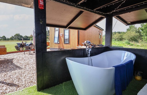 Storwood Cottage | MOONLIGHT LODGE, pet friendly, character holiday cottage in Bubwith