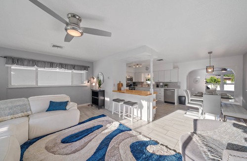 Sarasota House | Moonlight Villa w/Hot Tub, Pool, Turf Yard!