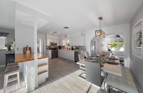 Sarasota House | Moonlight Villa w/Hot Tub, Pool, Turf Yard!