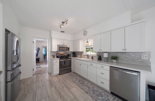 Sarasota House | Moonlight Villa w/Hot Tub, Pool, Turf Yard!