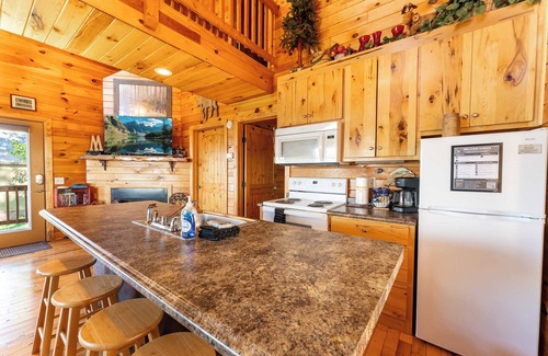 Bryant Cabin | Moose Tracks Cabin – Hot Tub & Bluff Views