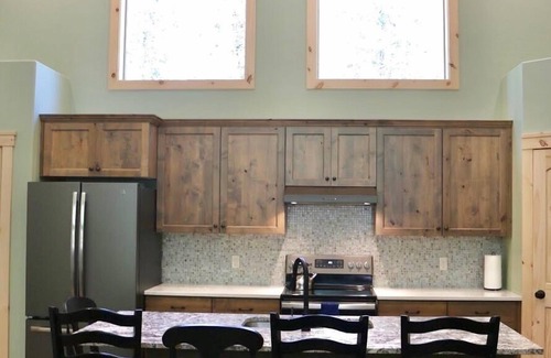 Island Park Cabin | Moose Tracks Inn: Family Friendly and Wheelchair Accessible.