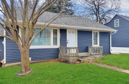 Arnolds Park Villa | Morning View Cottage at the Lake