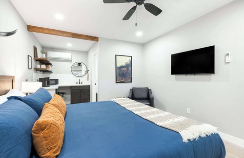 Three Rivers Hotel | Moro RM3 Sequoia Motel- AC, Pool, WiFi, 10min SNP