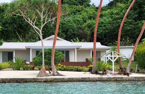 Moso Island House | Moso Island Luxury Retreat is a private house right on the beach.