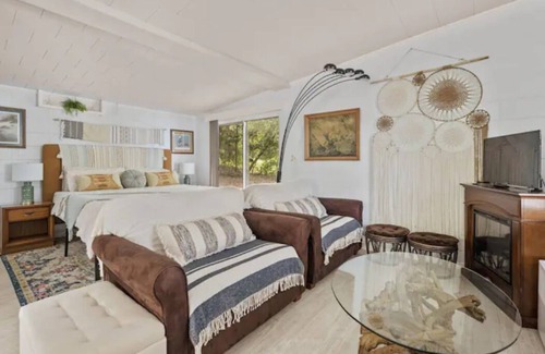 Edgar Cottage | Moss draped oaks and stunning lake front sunsets