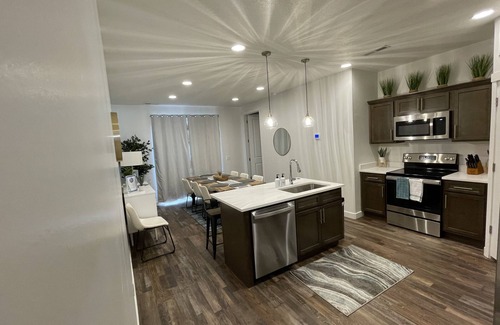 Garden City House | Most Spacious 2075 sq ft Paradise Townhome near Lake in heart of Garden City