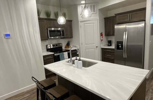Garden City House | Most Spacious 2075 sq ft Paradise Townhome near Lake in heart of Garden City