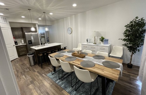 Garden City House | Most Spacious 2075 sq ft Paradise Townhome near Lake in heart of Garden City
