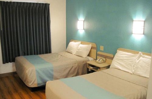 Avoca Hotel | Motel 6-Avoca, IA