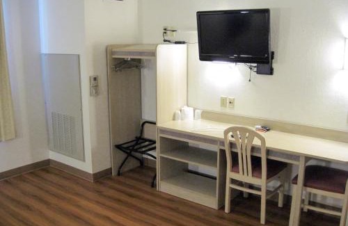 Avoca Hotel | Motel 6-Avoca, IA