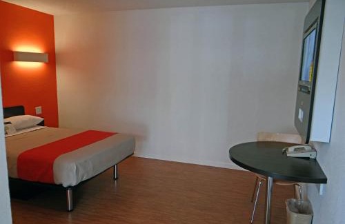 Downtown Baltimore Hotel | Motel 6 Baltimore MD