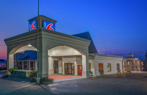 Calhoun Hotel | Motel 6-Calhoun, GA