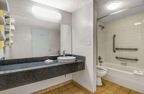 Calhoun Hotel | Motel 6 Calhoun, GA