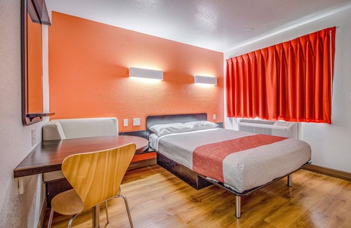 Conroe Hotel | Motel 6 Conroe, TX
