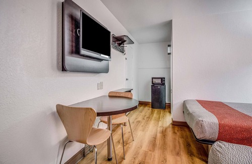 Conroe Hotel | Motel 6 Conroe, TX