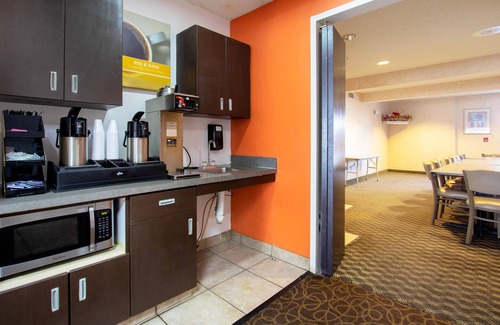 Biggs Field Hotel | Motel 6 El Paso, TX - Southeast