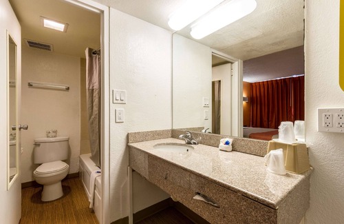 Glendale Hotel | Motel 6 Glendale, AZ