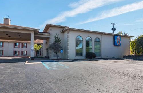 Hannibal Hotel | Motel 6-Hannibal, MO