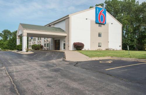 Lawrence Hotel | Motel 6-Lawrence, KS