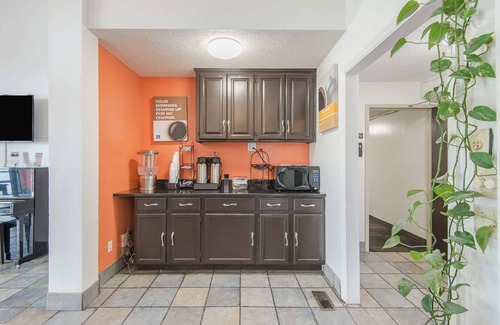 Lawrence Hotel | Motel 6 Lawrence, KS