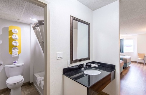 Lawrence Hotel | Motel 6 Lawrence, KS