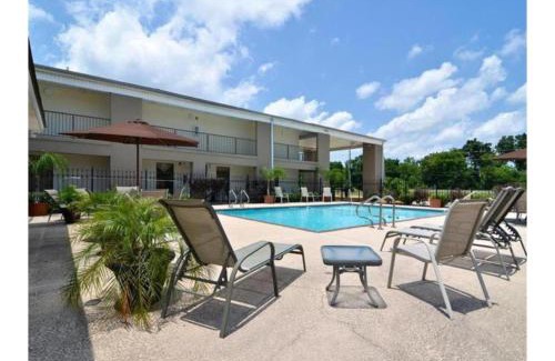 Tillmans Corner Hotel | Motel 6-Mobile, AL