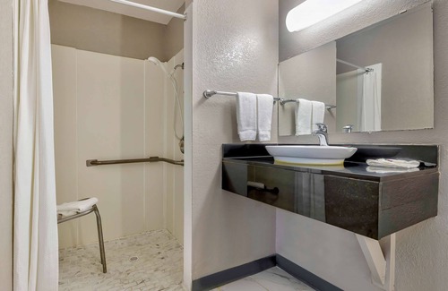 Oshkosh Hotel | Motel 6 Oshkosh, WI