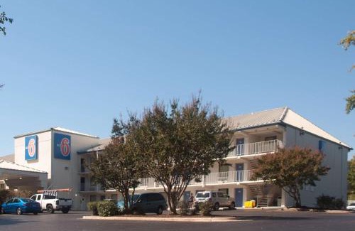 Southwest Raleigh Hotel | Motel 6-Raleigh, NC - Cary