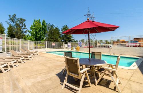 Redding Hotel | Motel 6-Redding, CA - Central