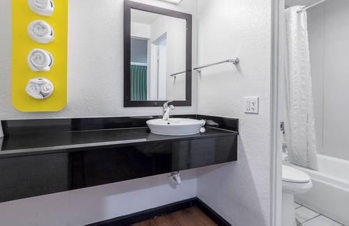 Riverside Hotel | Motel 6 Riverside, CA - UCR East