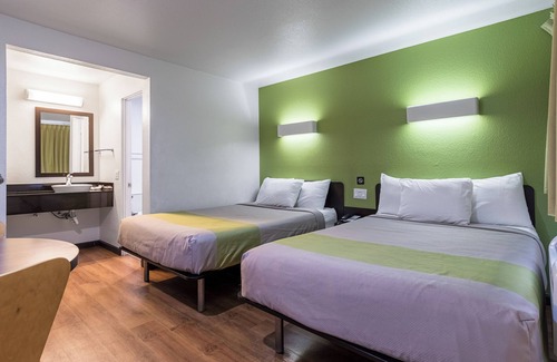 Riverside Hotel | Motel 6 Riverside, CA - UCR East