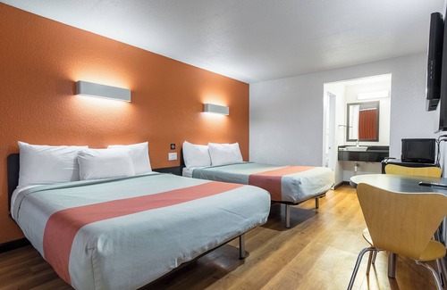 Riverside Hotel | Motel 6 Riverside, CA - UCR East