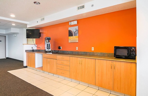 Sycamore Hotel | Motel 6 Sycamore, IL