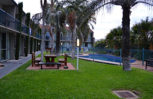 Rockhampton Hotel | Motel 98