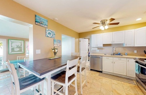 Bayshore Gardens House | Mother~In-Law Suite! ~ 4/3 Heated Pool Home! 5 mins to IMG Academy