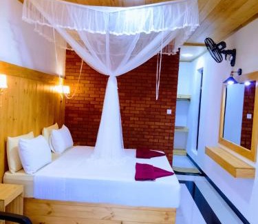 Ella House | Mount Olympus View