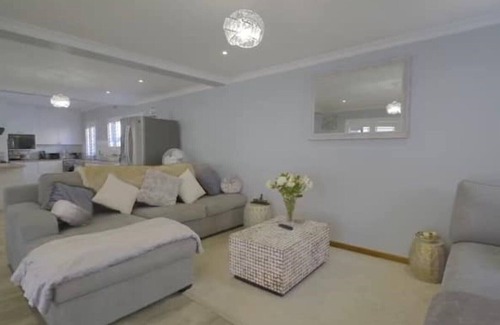 Constantia House | Mount View. Luxury 3 bed villa with pool