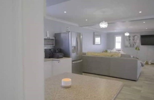 Constantia House | Mount View. Luxury 3 bed villa with pool